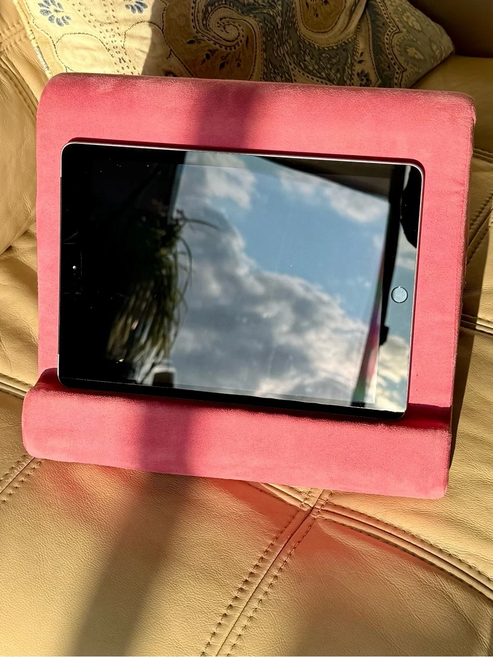 FLIPPY Pink Stand pillow for iPad iPhone. 3 ways to use; Excellent condition. - Picture 8 of 9
